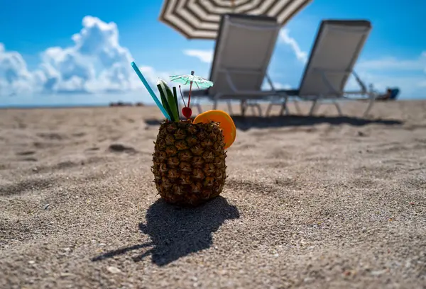 Kumsal. Kum üzerinde ananas. Tropik yaz tatili. Kumsalda güneşli bir yaz günü. Yaz kumsal partisi. Tatil Tatil Konsepti. Tropik plaj