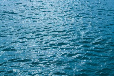Derin mavi deniz dokusu arka planı. Aqua deniz suyu yüzeyinin arka planı. Mavi deniz yüzeyi. Su yüzeyi. Mavi okyanus suyu dokusu. Denizin yüzeyi