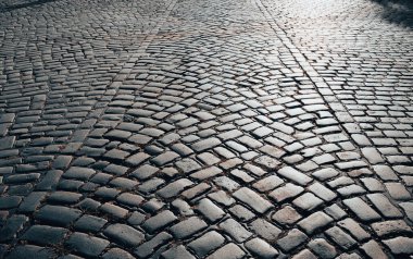 Taş yol dokusu. Kaya yürüyüşü geçmişi. Granit kaldırım taşlı zemin. Sert tuğlalı yol. Yan yürüyüş. Taş kaplama kaldırım