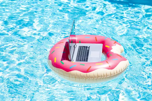 Uzaktan kumanda çalışıyor. Yaz işi. Reklam için yer ayır. Serbest bir iş. Yaz tatilinde iş. Boş ekranlı dizüstü bilgisayar. Yaz tatili kavramı