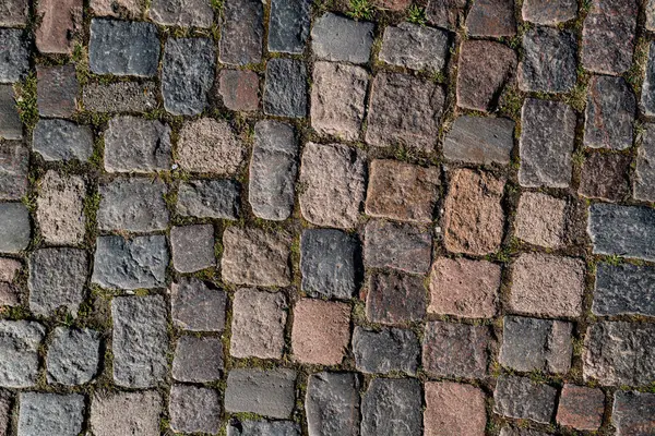 Bricks Yolu 'nun arka planı. Bricks Yolu 'ndaki arka planda. Taş kaplama kaldırım. Tuğla yüzey. Sert tuğlalı yol. Taş kaldırım dokusu