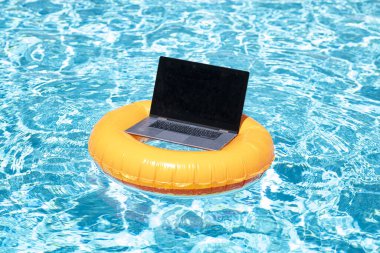 Uzaktan kumanda çalışıyor. Yaz işi. Reklam için yer ayır. Serbest bir iş. Yaz tatilinde iş. Boş ekranlı dizüstü bilgisayar. Yaz tatili kavramı