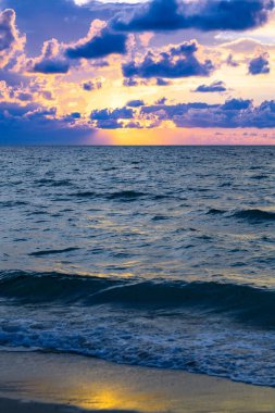 Renkli dramatik gökyüzü. Okyanusun üstünde büyük bulut. Deniz zeminli bulutlu bir gökyüzü. İnanılmaz dramatik gün batımı arkaplanı