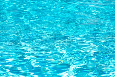 Mavi su dokusu arka planı. Havuz suyu yüzeyinin arka planı. Mavi su yüzeyi. Mavi havuz suyu dokusu. Yüzme havuzunun yüzeyi