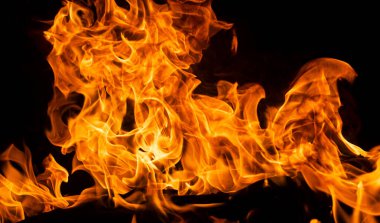 Siyah arka planda yangın alevleri. Alevler izole edilmiş. Ateş alevi dokusu. Alev alev yanma etkisi. Duvar kağıdını ateşle. Kopya alanı ile soyut sanat deseni