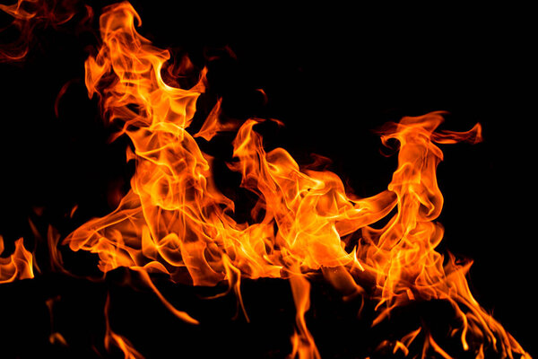 Пламя огня на черном фоне. Огонь искрит фон. Абстрактный темный огненный фон. Фон пылающего пламени
