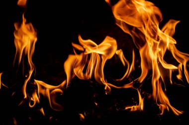 Yangın arka planı. Şenlik ateşi. Siyah arka planda ateş dokusu. Sancak için alevler arka planda. Yanan alevler. Ateş dokusu