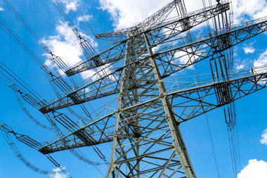 Aktarım teknolojisi. Akıllı şebeke İletişim enerjisi. Yüksek güç elektrik direği. Elektrik iletim hatları olan yüksek voltaj kulesi. Enerji endüstrisi. Yüksek güç iletim pilonu