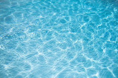 Su manzaralı. Şeffaf su arka planı. Mavi havuz suyu dokusu. Dalgalı havuz suyunun yüzeyi