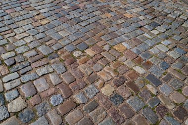 Bricks Yolu 'nun arka planı. Bricks Yolu 'ndaki arka planda. Taş kaplama kaldırım. Tuğla yüzey. Sert tuğlalı yol. Taş kaldırım dokusu
