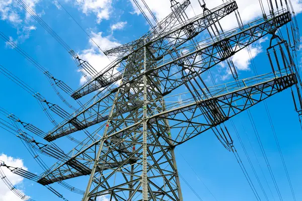 Elektrik iletimi. Yüksek elektrik direkleri. İletişim hatları gökyüzünde. Aktarım kuleleri. Enerji dağılımı. Enerji iletimi konsepti. Yüksek voltaj arzı