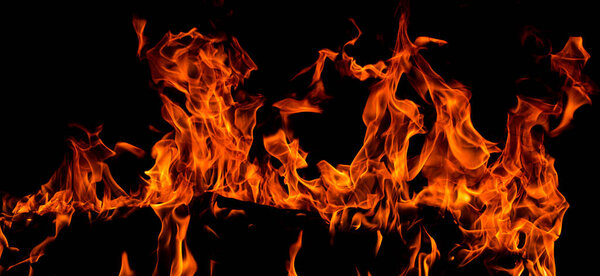 Пламя огня на черном фоне. Огонь искрит фон. Абстрактный темный огненный фон. Фон пылающего пламени
