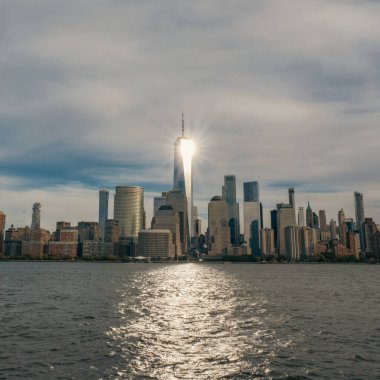 Dünya Ticaret Merkezi 'nin New York silueti. Bir Dünya Ticaret Merkezi. Hudson Nehri üzerinde Manhattan Skyline olan New York şehri manzarası. WTC