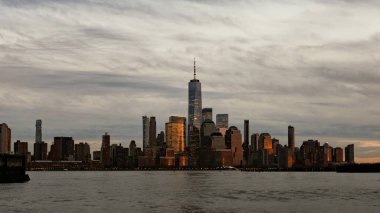 Bir Dünya Ticaret Merkezi. Dünya Ticaret Merkezi Anıtı. Aşağı Manhattan manzaralı. New Jersey 'den görüntü. New York City silueti. Dünya Ticaret Merkezi 'nin New York silueti