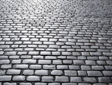 Asma yol. Bricks Yolu 'nun arka planı. Taş kaplama kaldırım. Tuğla yüzey. Sert tuğlalı yol. Çakıl taşı kaldırım arka planı. Dokulu arka plan. Kaldırımda. Eski kaldırım taşı yolu