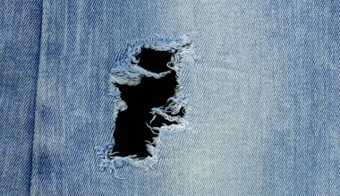 Yırtılmış kot pantolon. Kot pantolon moda geçmişi. Mavi kot kumaş dokusu arka planı. Denim kot kumaşı. Tasarım için Denim arkaplan dokusu. Kapsama alanı