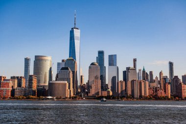 New York 'un simgeleri. New York Dünya Ticaret Merkezi. New York Şehri şehir yaşam tarzı konsepti. Hudson Nehri üzerindeki Dünya Ticaret Merkezi