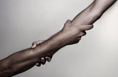 Kurtarma, el hareketlerine yardım etme. Sıkı tutun. İki el, bir arkadaşın yardım eli. El sıkışma, silah, arkadaşlık. Dostça tokalaşma, dostça selamlaşma, takım çalışması arkadaşlığı