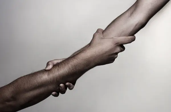 Kurtarma, el hareketlerine yardım etme. Sıkı tutun. İki el, bir arkadaşın yardım eli. El sıkışma, silah, arkadaşlık. Dostça tokalaşma, dostça selamlaşma, takım çalışması arkadaşlığı