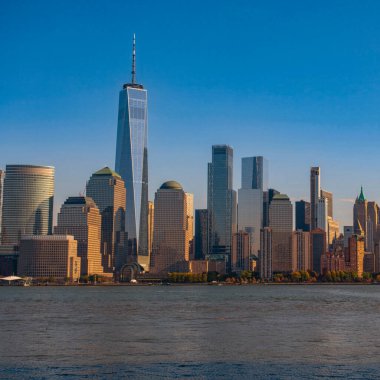 New York 'un simgeleri. New York Dünya Ticaret Merkezi. New York Şehri şehir yaşam tarzı konsepti. Hudson Nehri üzerindeki Dünya Ticaret Merkezi
