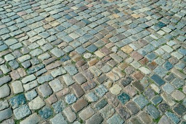Bricks Yolu 'nun arka planı. Bricks Yolu 'ndaki arka planda. Taş kaplama kaldırım. Tuğla yüzey. Sert tuğlalı yol. Taş kaldırım dokusu