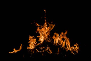 Siyah arka planda yangın. Yangın arka plan kıvılcımları. Soyut koyu arkaplan. Siyah arkaplanda ateşin dokusu