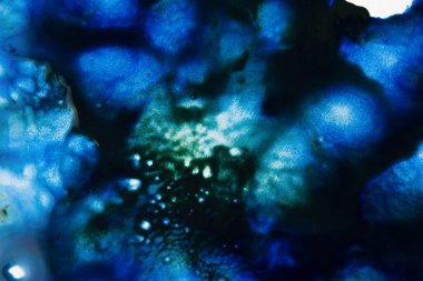 Renk sıçrama arkaplanı. Renkli boya. Renkli arka plan. Sıvı akışkan sanat özgeçmişi. Mavi akrilik boya. Soyut arkaplan. Renkli akrilik boya. Dönen mürekkep. Boya Rengi sıçraması