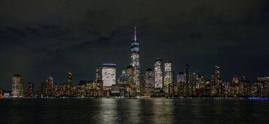 Gece vakti New York şehri manzarası. Bir Dünya Ticaret Merkezi. Dünya Ticaret Merkezi Anıtı. New York binaları. New York Ticaret Merkezi. New York 'ta akşam yürüyüşü