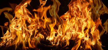 Yangın arka planı. Ateş alevleri. Kamp ateşi dokusu. Alevli şenlik ateşi. Duvar kağıdını ateşle. Kopya alanı olan şenlik ateşi arka planı. Ateş alev dokusu arkaplanını yak