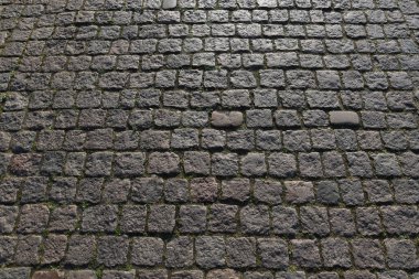 Taş yol arka plan dokusu. Parke taşlı yolun desenli arka planı. Tuğladan yapılmış yol. Taş ve asfaltlı yol. Kaldırım arkaplanı