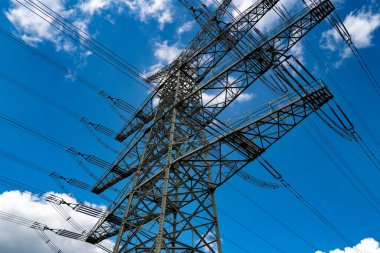 Aktarım teknolojisi. Akıllı şebeke İletişim enerjisi. Yüksek güç elektrik direği. Elektrik iletim hatları olan yüksek voltaj kulesi. Enerji endüstrisi. Yüksek güç iletim pilonu