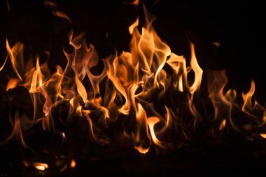 Alev alev desenli arka plan. Yangın arka plan kıvılcımları. Sancak arkaplanı için soyut alev dokusu. Alev alev yanma etkisi. Kopya alanı ile soyut sanat deseni