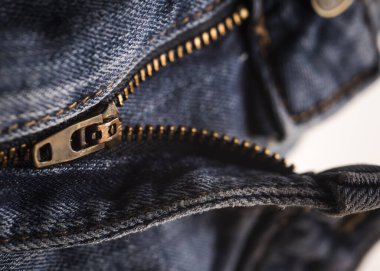 Kotun kumaş dokusu. Mavi kot pantolon arka planı. Kot pantolon ya da kot pantolon. Cepleri, perçinleri, düğmeleri, dikişleri olan kotlar.