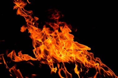 Siyah arka planda yangın alevleri. Yangın arka plan kıvılcımları. Soyut koyu alevler arka planı. Alevlerin arka planı