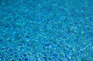 Fotokopi alanı olan havuz suyu. Yüzme havuzunda su yüzeyi. Mavi su arka planı. Açık deniz suyu dokusu. Okyanus arka planı