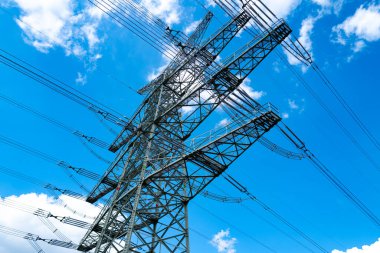 Aktarım teknolojisi. Akıllı şebeke İletişim enerjisi. Yüksek güç elektrik direği. Elektrik iletim hatları olan yüksek voltaj kulesi. Enerji endüstrisi. Yüksek güç iletim pilonu