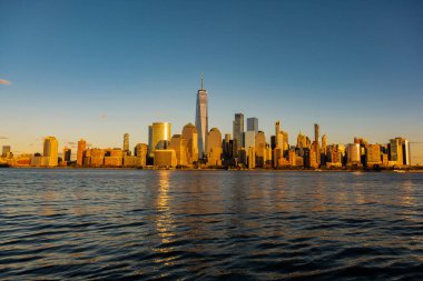 New York 'un simgeleri. New York Dünya Ticaret Merkezi. New York Şehri şehir yaşam tarzı konsepti. Hudson Nehri üzerindeki Dünya Ticaret Merkezi