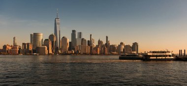 Dünya Ticaret Merkezi 'nin New York silueti. Bir Dünya Ticaret Merkezi. Hudson Nehri üzerinde Manhattan Skyline olan New York şehri manzarası. WTC
