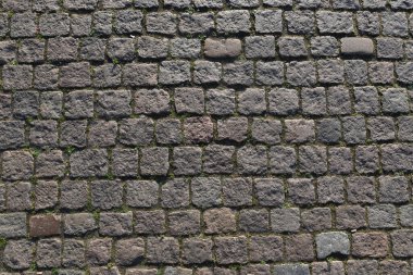 Taş yol arka plan dokusu. Parke taşlı yolun desenli arka planı. Tuğladan yapılmış yol. Taş ve asfaltlı yol. Kaldırım arkaplanı