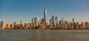 New York 'un simgeleri. New York Dünya Ticaret Merkezi. New York Şehri şehir yaşam tarzı konsepti. Hudson Nehri üzerindeki Dünya Ticaret Merkezi