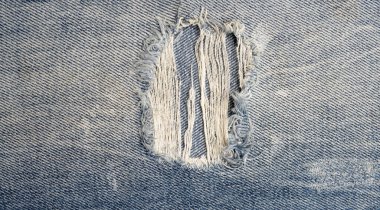 Yırtılmış kot pantolon arka plan mavi kot desenli. Arkaplan deseni için kot kumaşı. Kot pantolon deseni. Kumaş desen arkaplanı