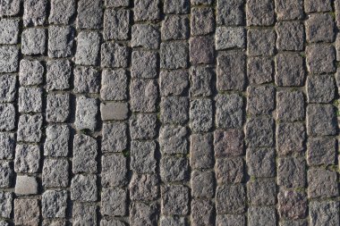 Taş yol arka plan dokusu. Parke taşlı yolun desenli arka planı. Tuğladan yapılmış yol. Taş ve asfaltlı yol. Kaldırım arkaplanı