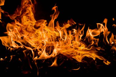 Siyah arka planda yangın alevleri. Sancak arkaplanı için soyut alev alev dokusu. Siyah arka planda yangın alevleri. Ateş alev dokusu