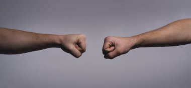 Takım çalışması ve arkadaşlık. Yumruk Bump. Yüzleşme kavramı, rekabet. Saygı gösterme ya da onaylama hareketi. Ortaklık kavramı. Adam yumruk tokuşturuyor. Yumruk tokuşturma