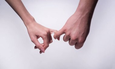 El ele tutuşan romantik bir çift. Birkaç şehvetli dokunuş. Aşıkların elleri. Sevginin elleri. Birbirine aşık bir çift. Şehvetli eller kavramı. Şefkatli bir çift. Aşk.