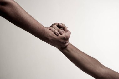 El ele tutuşun. El sıkışalım. Destek eli uzatıyorum. Kurtarma jesti. Destek eli. Destek kavramı. Sıkı tutun. İki el, bir arkadaşın yardım eli. El sıkışma, silah arkadaşlığı.