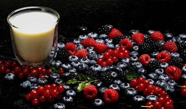 Bir bardak sütle meyve. Sağlıklı Kahvaltı. Taze böğürtlenlerin geçmişi. Yabanmersini, böğürtlen ve ahududu. Doğal ürünlerde vitaminler. Çilekler