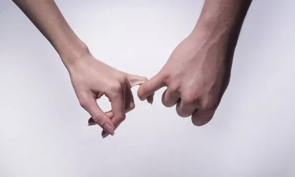 El ele tutuşan romantik bir çift. Birkaç şehvetli dokunuş. Aşıkların elleri. Sevginin elleri. Birbirine aşık bir çift. Şehvetli eller kavramı. Şefkatli bir çift. Aşk.