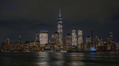 İyi akşamlar Manhattan. New York gece panoraması. Gece Dünya Ticaret Merkezi. Manhattan 'ın aşağısında Dünya Ticaret Merkezi' nin silueti.