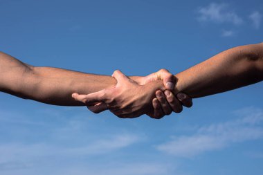 İki elle. Destek eli. Bir dostuma yardım ediyorum. Kurtarma, yardım eli. Erkek eller el sıkışarak birleşir. Erkekler yardım eder, vasilik yapar, koruma sağlar.